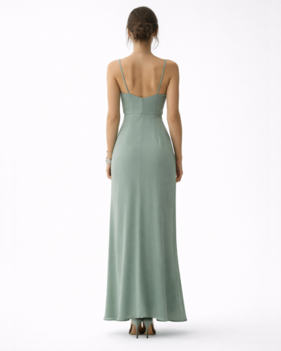 Robe longue satinée à bretelles avec fente haute
