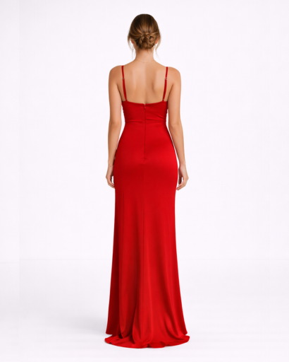 Robe longue satinée à bretelles avec fente haute