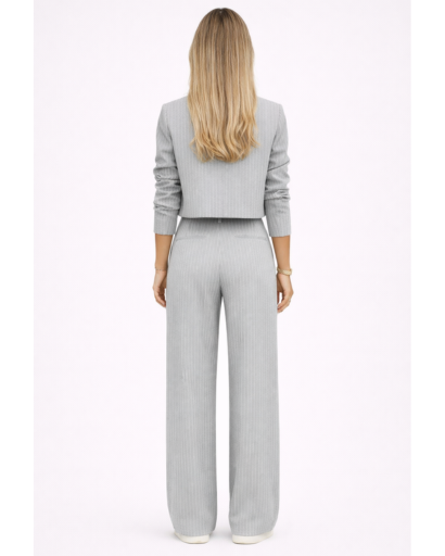 Ensemble tailleur femme à rayures avec blazer court et pantalon large