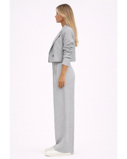 Ensemble tailleur femme à rayures avec blazer court et pantalon large