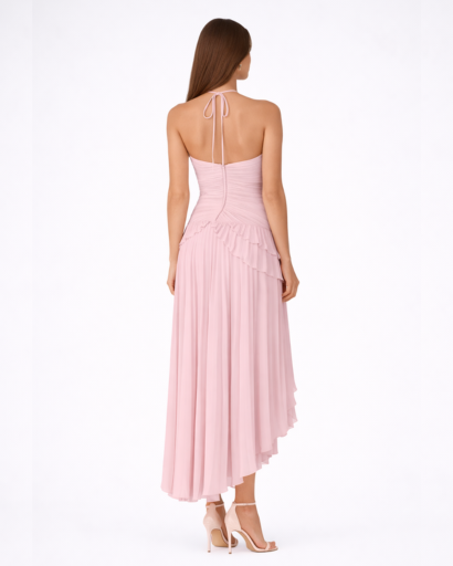 Robe longue plissée asymétrique – décolleté dos nu, volants et ourlet high-low