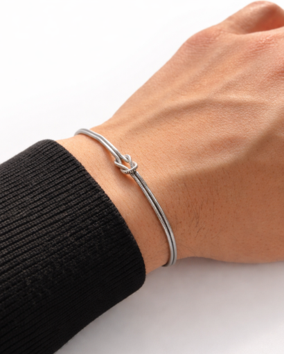 Bracelet minimaliste à double chaîne avec nœud central et fermoir coulissant