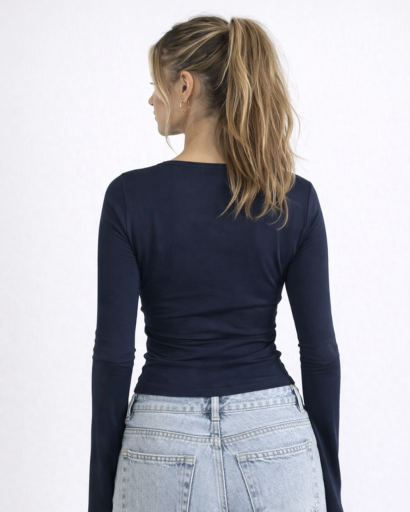Haut moulant décolleté en dentelle à manches longues évasées