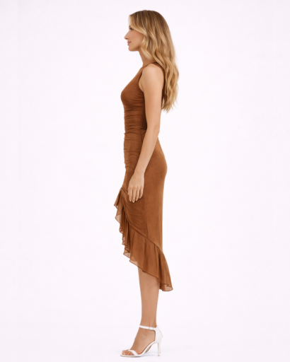 Robe midi froncée – col bateau, coupe ajustée et ourlet asymétrique à volants