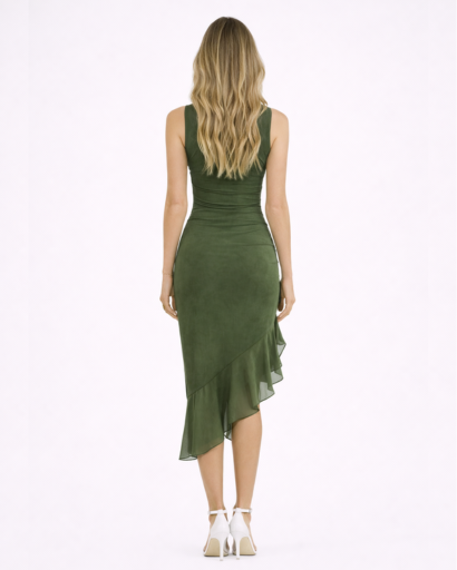 Robe midi froncée – col bateau, coupe ajustée et ourlet asymétrique à volants