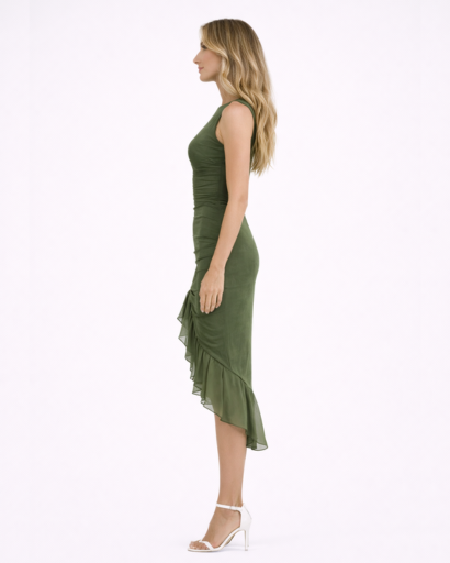 Robe midi froncée – col bateau, coupe ajustée et ourlet asymétrique à volants