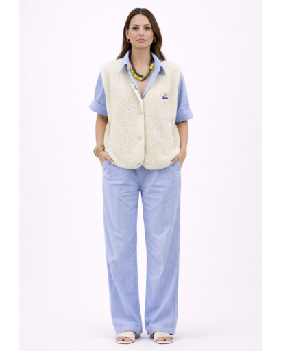 Gilet sans manches femme texturé avec boutons pression et poches latérales coupe droite moderne