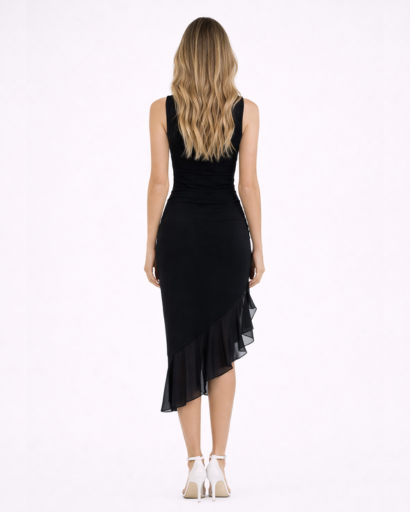 Robe midi froncée – col bateau, coupe ajustée et ourlet asymétrique à volants