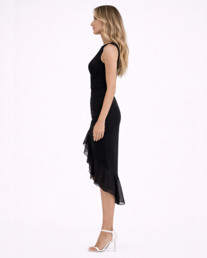 Robe midi froncée – col bateau, coupe ajustée et ourlet asymétrique à volants