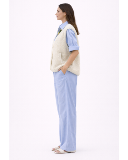 Gilet sans manches femme texturé avec boutons pression et poches latérales coupe droite moderne