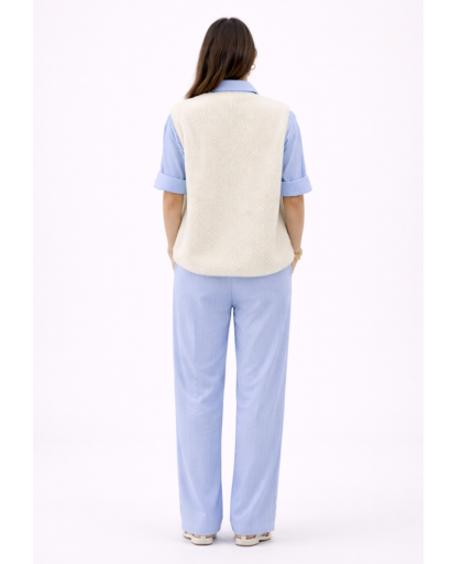 Gilet sans manches femme texturé avec boutons pression et poches latérales coupe droite moderne