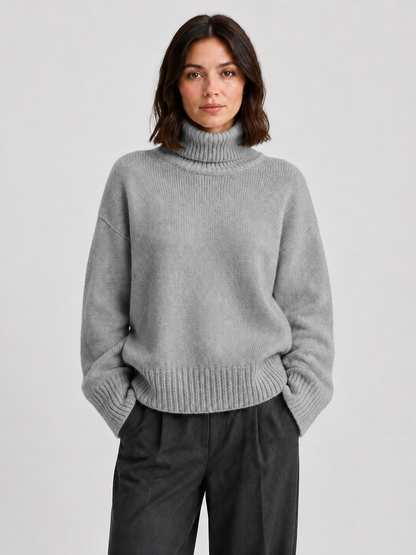 Pull oversize col roulé kaki, porté