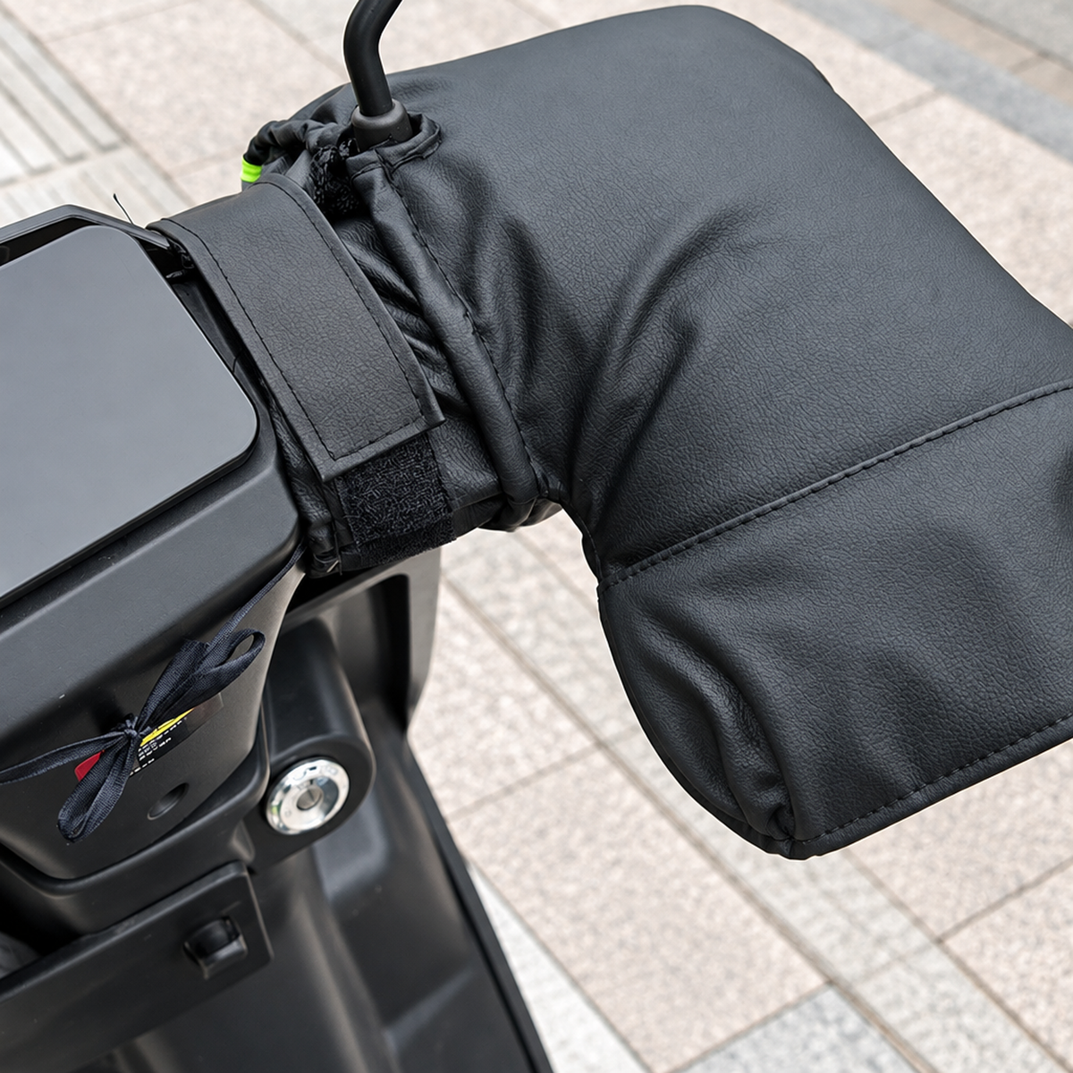 Manchon chauffant USB noir pour guidon de vélo, vue de face