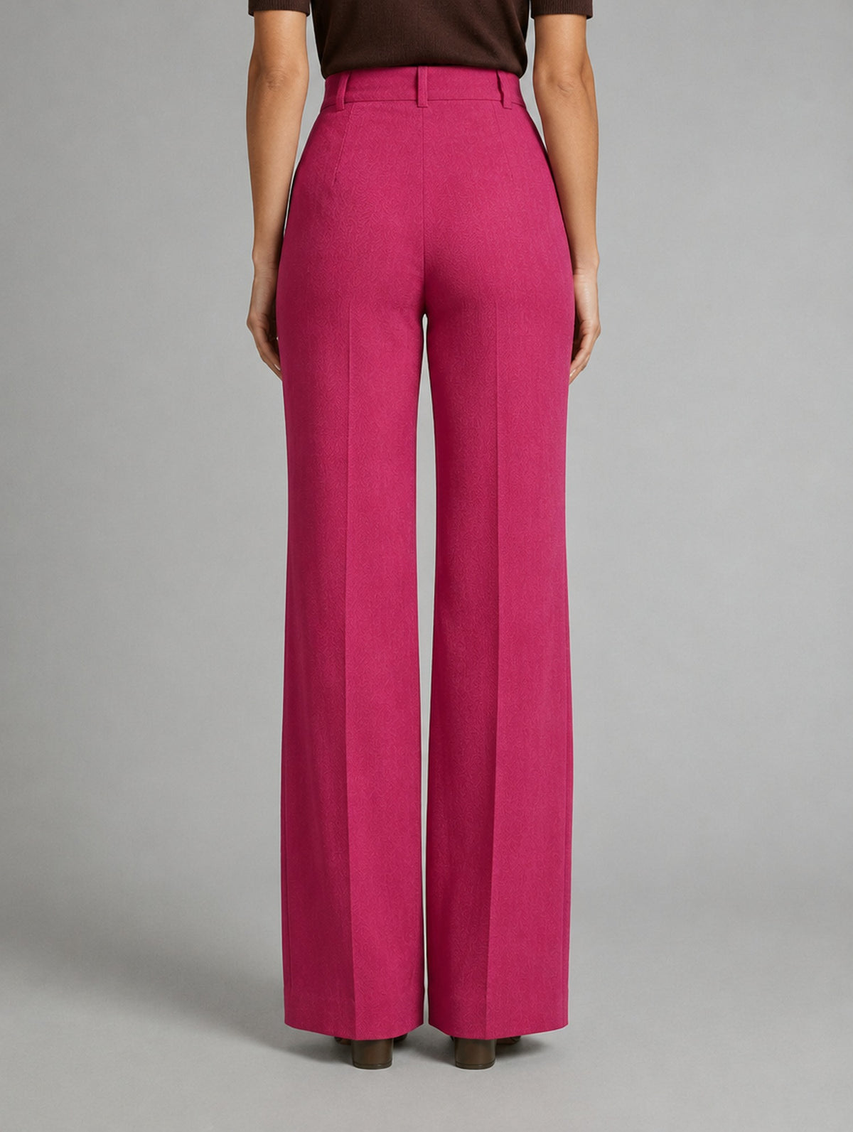 Pantalon large taille haute à plis pour femme, coloris blanc, porté par une femme, vue de dos