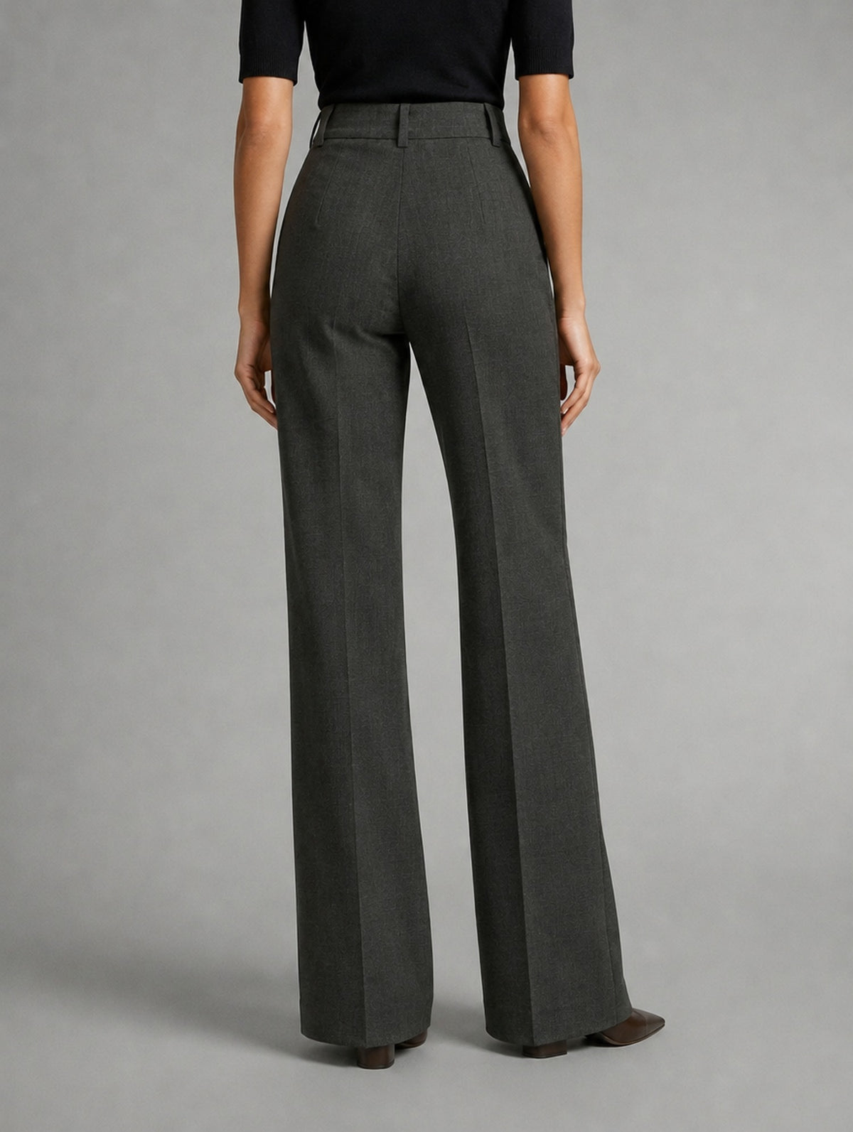 Pantalon large taille haute à plis pour femme, coloris bleu foncé, porté par une femme, vue de dos