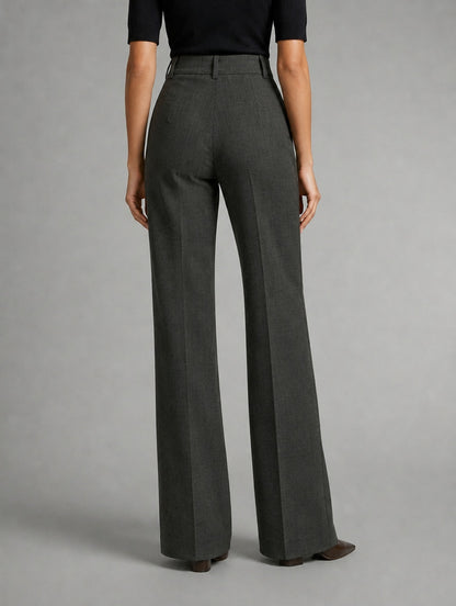 Pantalon large taille haute à plis pour femme, coloris bleu foncé, porté par une femme, vue de dos