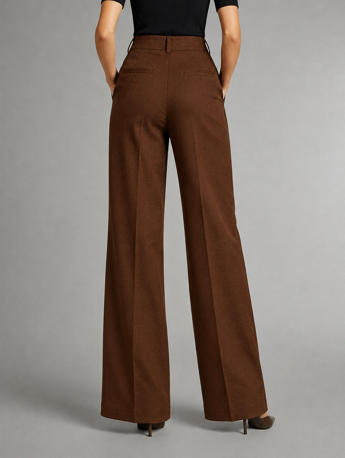 Pantalon large taille haute à plis pour femme, coloris rose fuchsia, porté par une femme, vue de dos