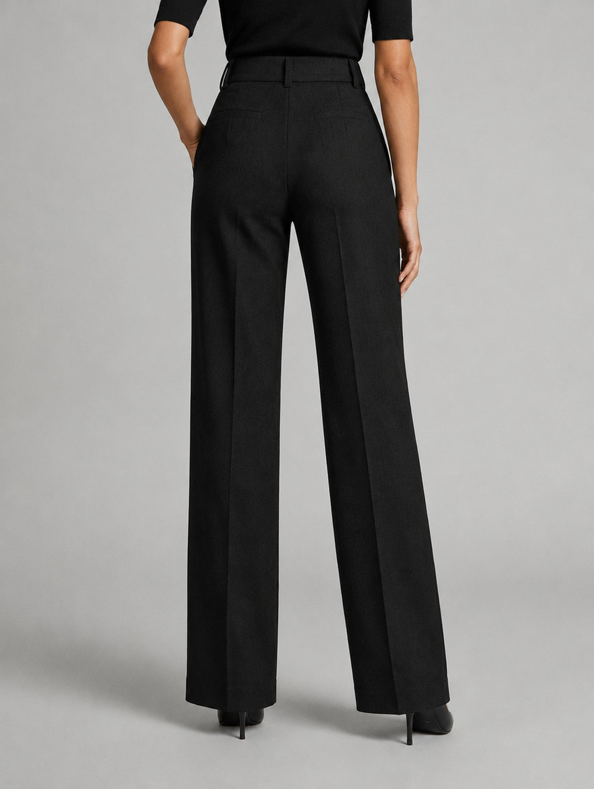 Pantalon large taille haute à plis pour femme, coloris gris foncé, porté par une femme, vue de dos