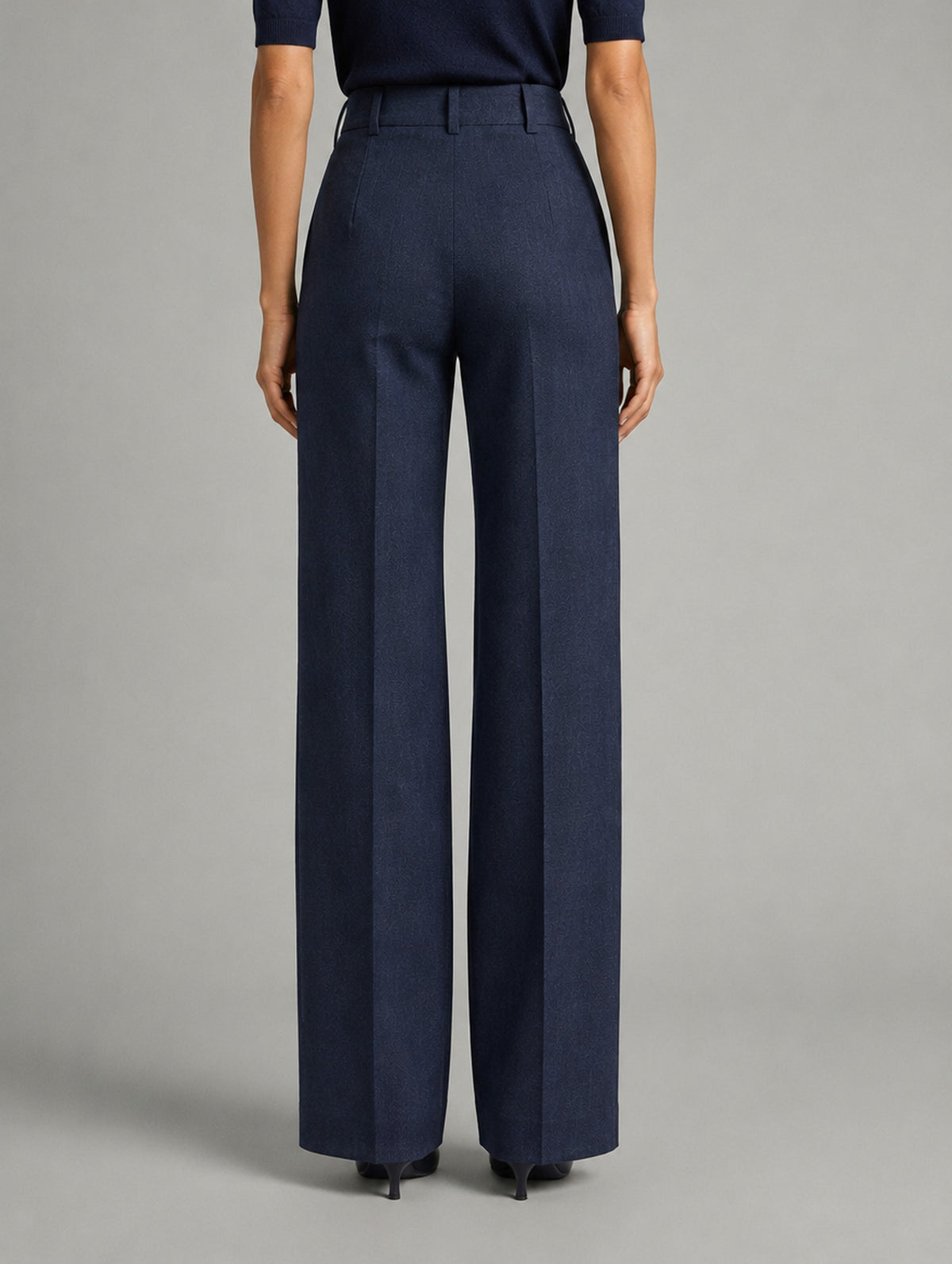 Pantalon large taille haute à plis pour femme, coloris marron, porté par une femme, vue de dos