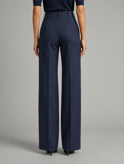 Pantalon large taille haute à plis pour femme, coloris marron, porté par une femme, vue de dos