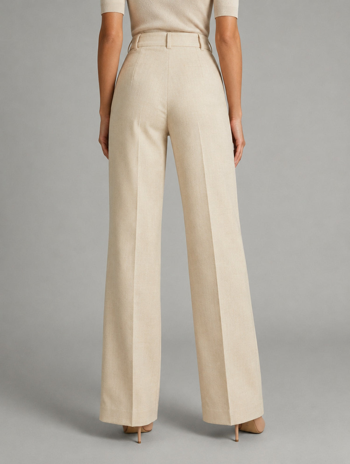 Pantalon large taille haute à plis pour femme, coloris marron foncé, porté par une femme, vue de dos