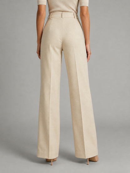 Pantalon large taille haute à plis pour femme, coloris marron foncé, porté par une femme, vue de dos