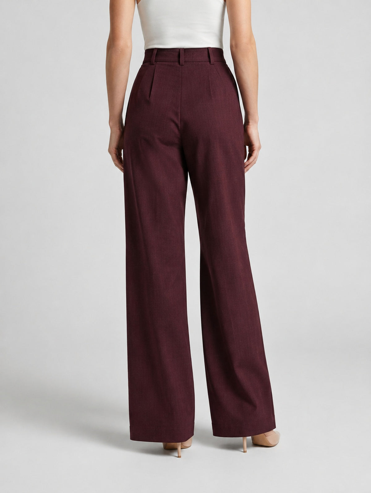 Pantalon large taille haute à plis pour femme, coloris noir, porté par une femme, vue de dos