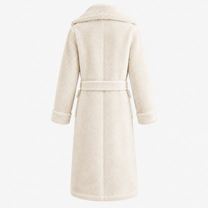 Vue de dos du manteau long en velours aspect suède grande taille femme