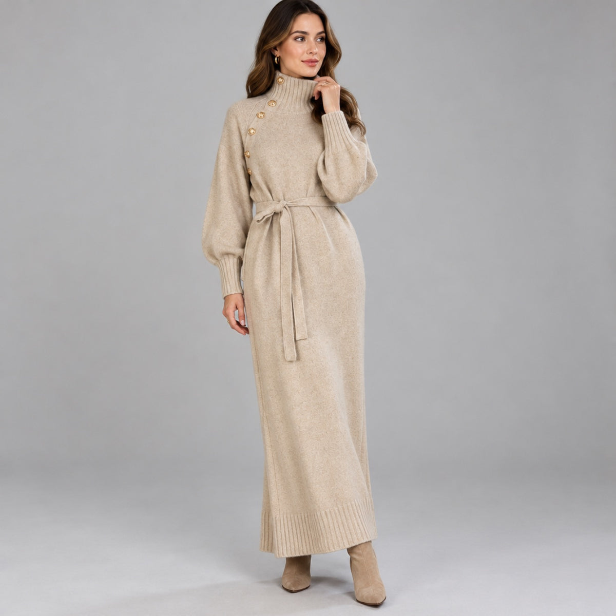 Robe pull col roulé longue boutonnée beige, portée par un mannequin en studio