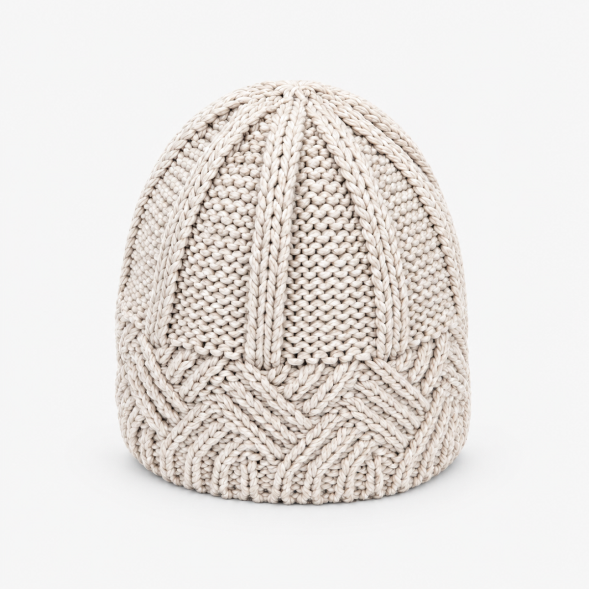 Bonnet en maille chunky côtelée beige, vue de face en studio