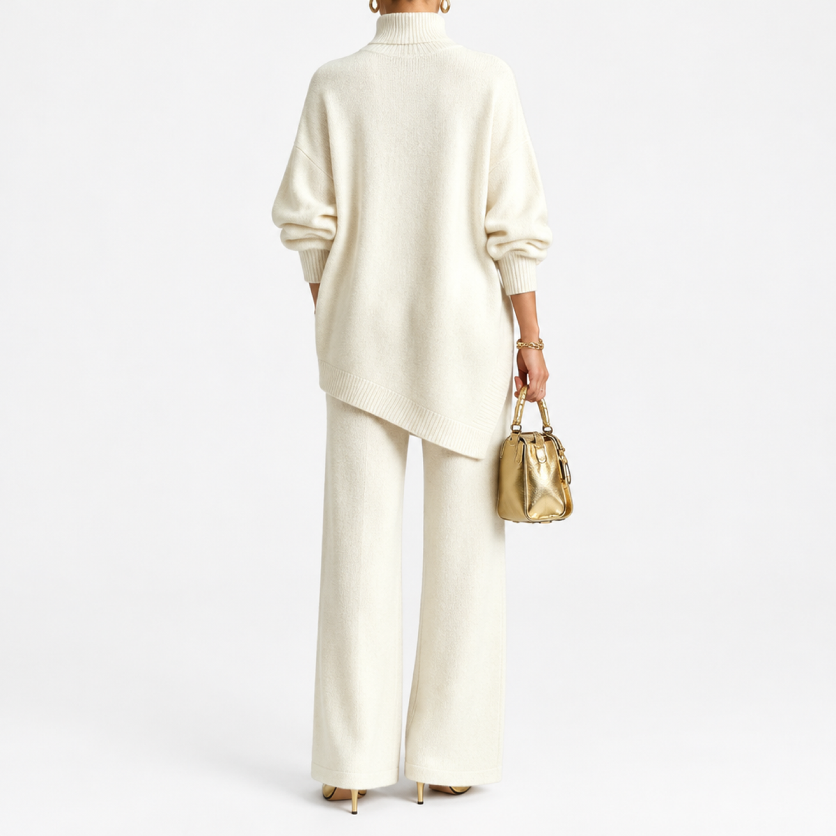 Ensemble maille deux pièces femme beige, haut asymétrique boutonné et pantalon large, vue de dos studio