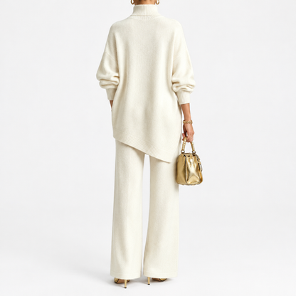 Ensemble maille deux pièces femme beige, haut asymétrique boutonné et pantalon large, vue de dos studio