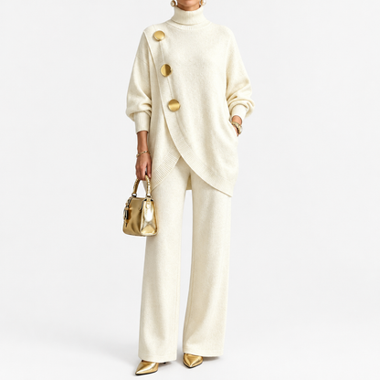 Ensemble maille deux pièces femme beige, haut asymétrique boutonné et pantalon large, vue de face studio