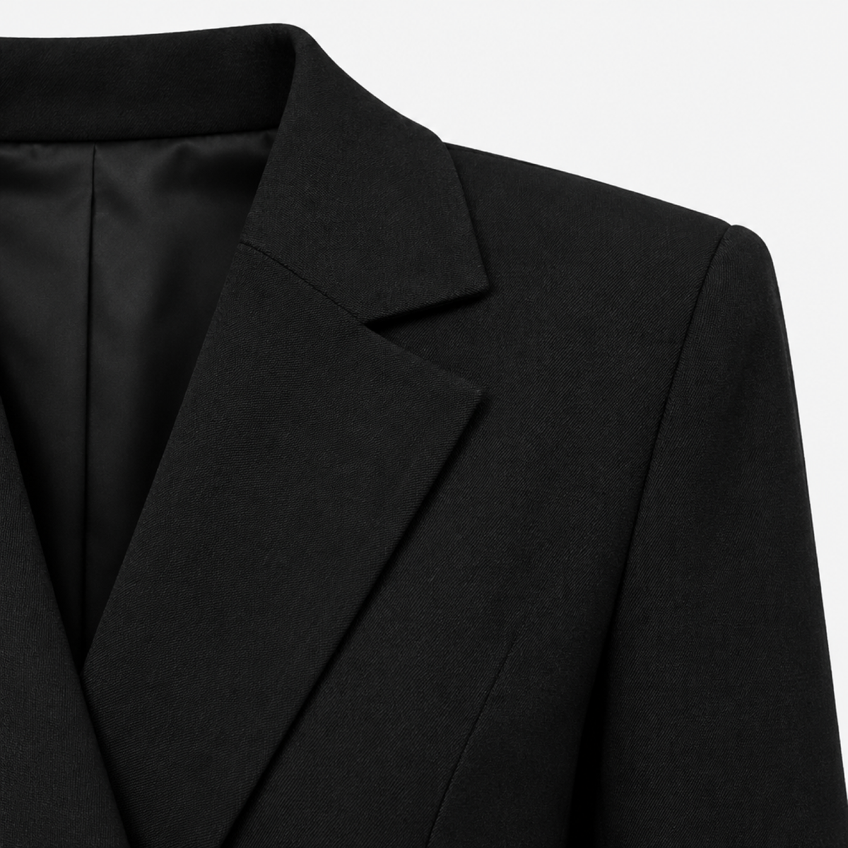 Gros plan sur le col cranté et la doublure du blazer femme noir