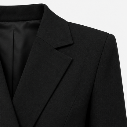 Gros plan sur le col cranté et la doublure du blazer femme noir