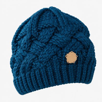 Bonnet en maille chunky côtelée bleu, vue de face en studio