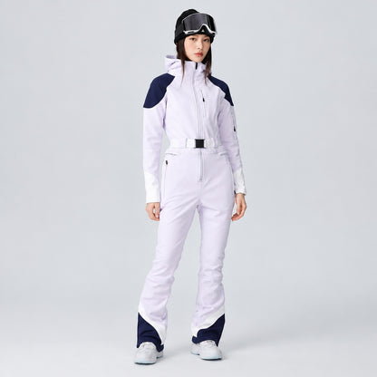Combinaison de ski femme lilas pâle, vue de trois-quarts avec bandes marine