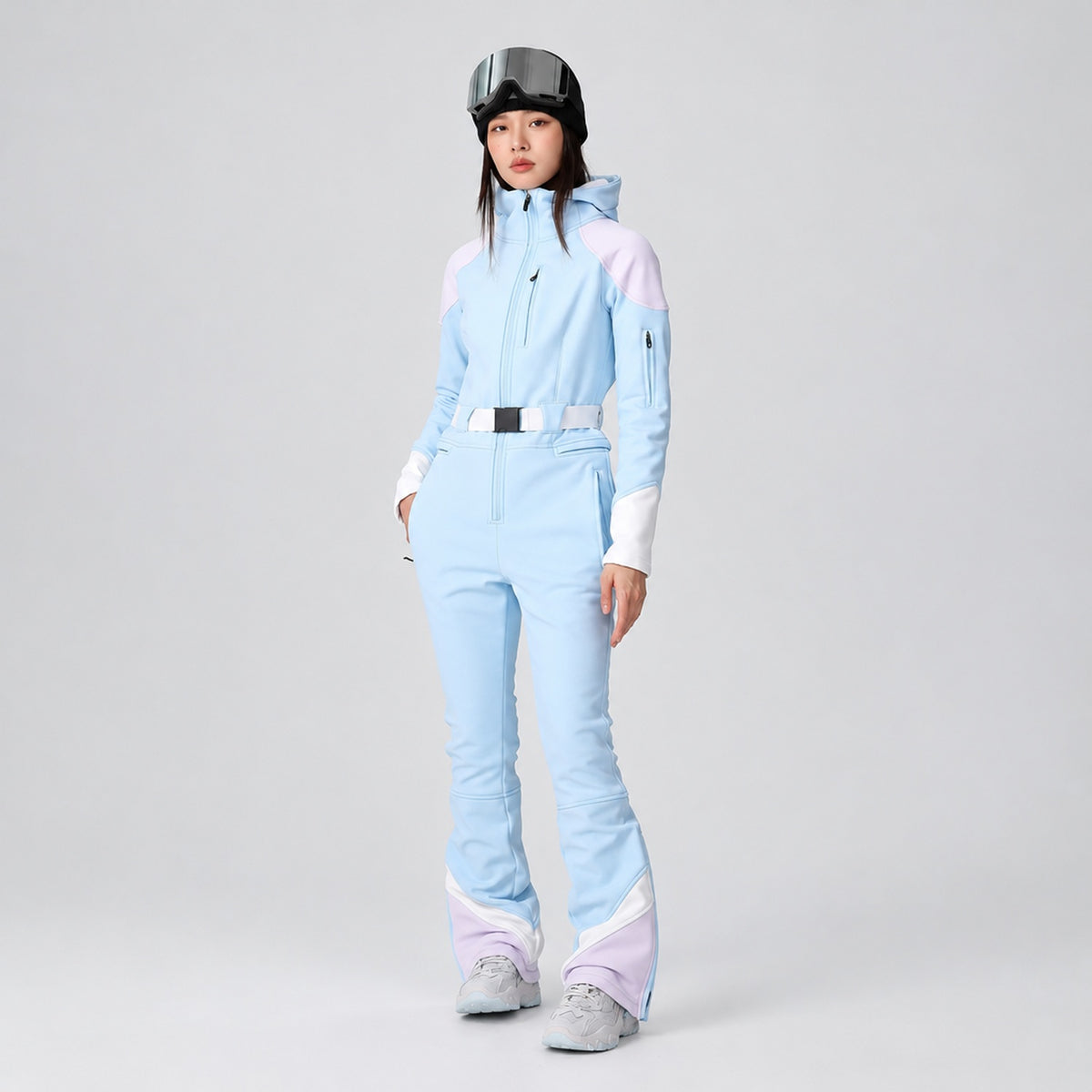Combinaison de ski femme bleu ciel, vue de face avec capuche et lunettes de ski
