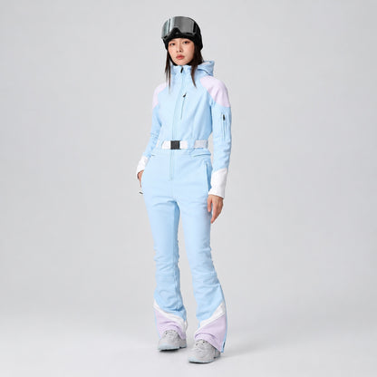 Combinaison de ski femme bleu ciel, vue de face avec capuche et lunettes de ski