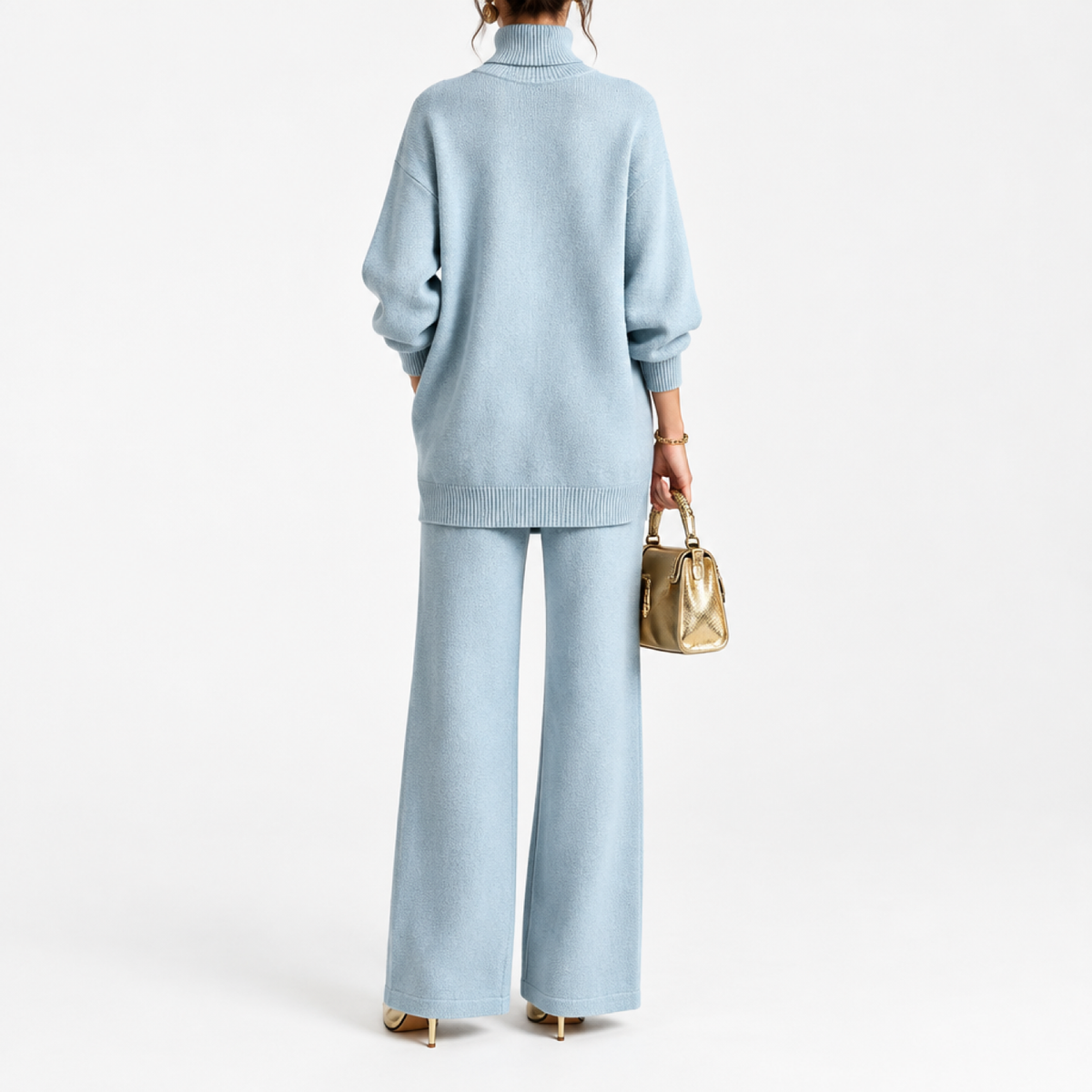 Ensemble maille deux pièces femme bleu ciel, haut asymétrique boutonné et pantalon large, vue de dos studio