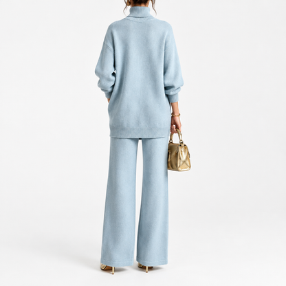 Ensemble maille deux pièces femme bleu ciel, haut asymétrique boutonné et pantalon large, vue de dos studio