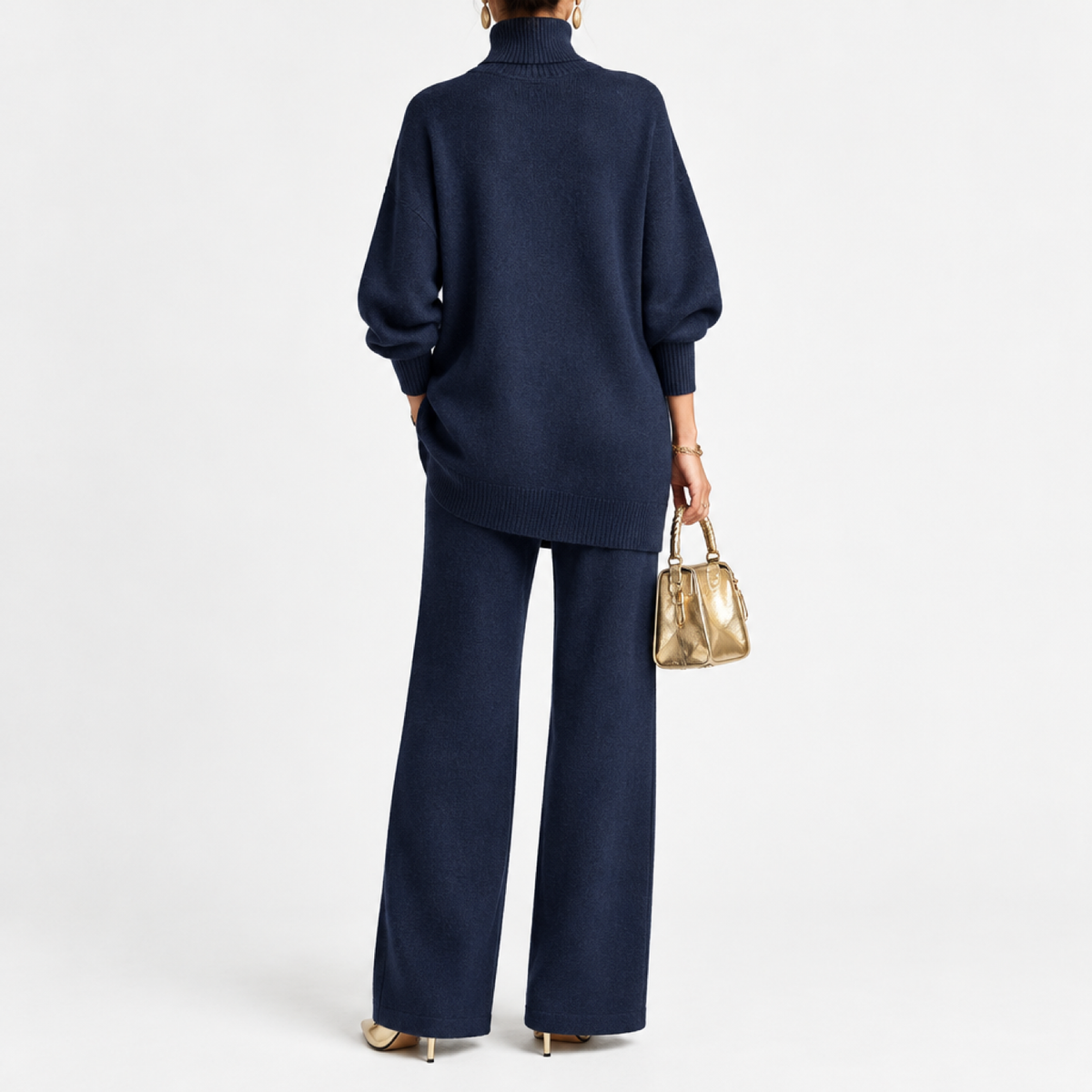 Ensemble maille deux pièces femme bleu marine, haut asymétrique boutonné et pantalon large, vue de dos studio