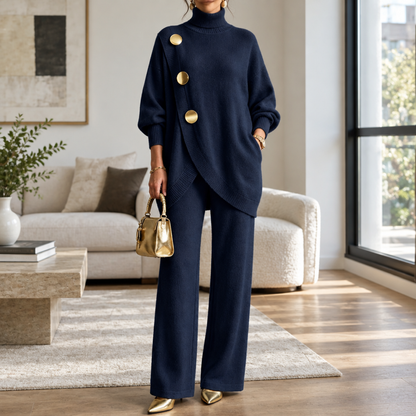 Ensemble maille deux pièces femme bleu marine, haut asymétrique boutonné et pantalon large, porté par un mannequin
