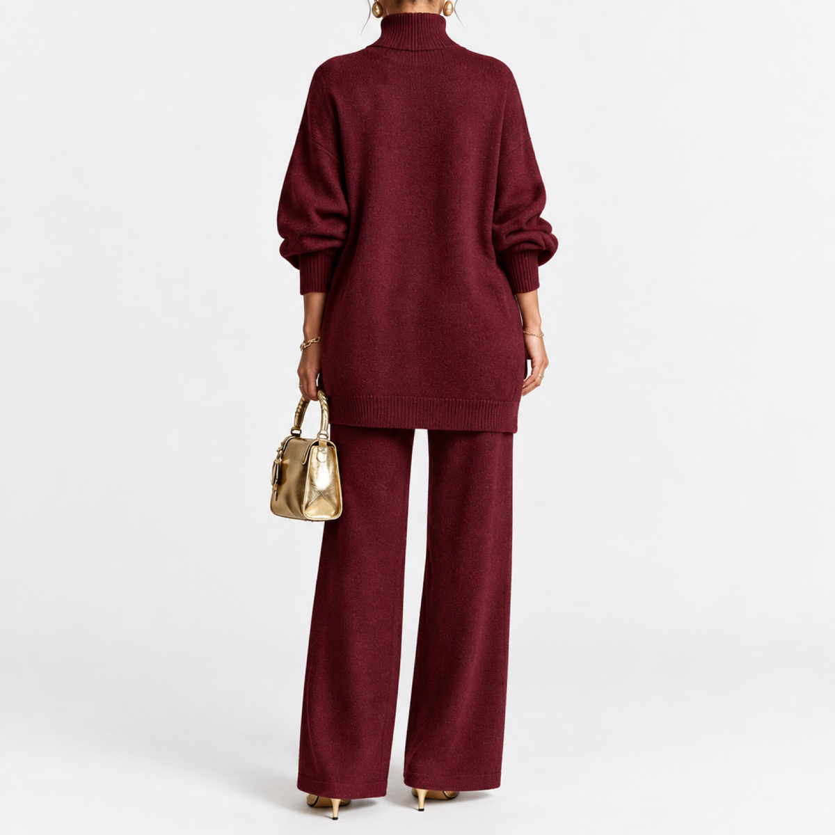 Ensemble maille deux pièces femme bordeaux, haut asymétrique boutonné et pantalon large, vue de dos studio