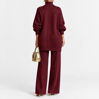 Ensemble maille deux pièces femme bordeaux, haut asymétrique boutonné et pantalon large, vue de dos studio