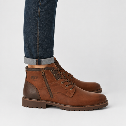 Bottines homme marron en cuir synthétique avec laçage classique et zip latéral, vue rapprochée de profil