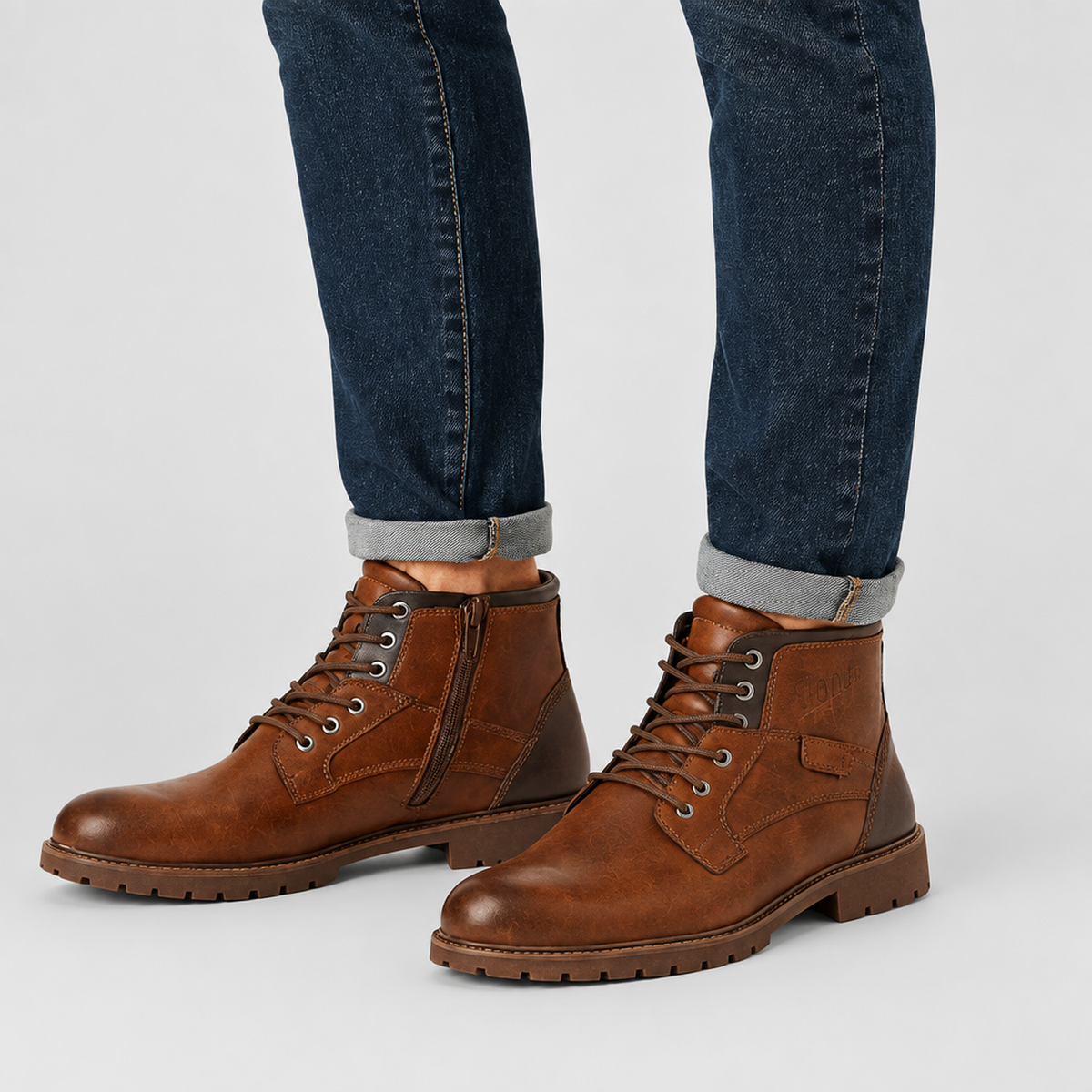 Paire de bottines homme marron montantes avec zip latéral et laçage, vue de face en légère diagonale