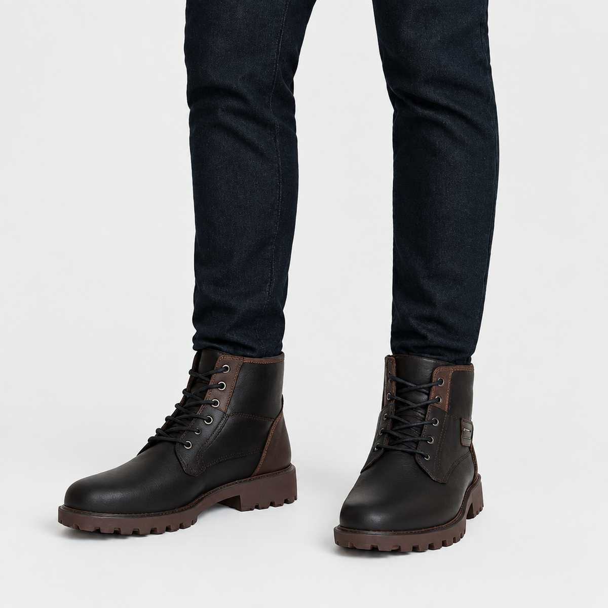 Bottines homme coloris noir, vue de face portées avec un jean foncé retroussé