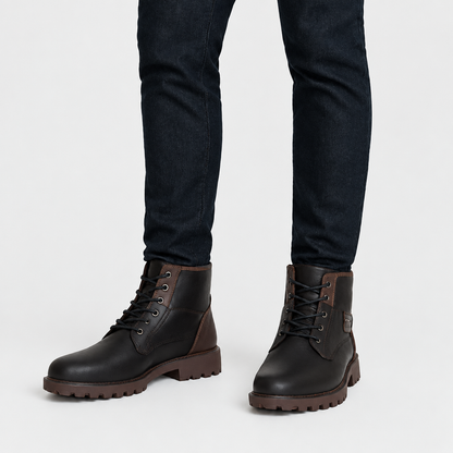 Bottines homme coloris noir, vue de face portées avec un jean foncé retroussé
