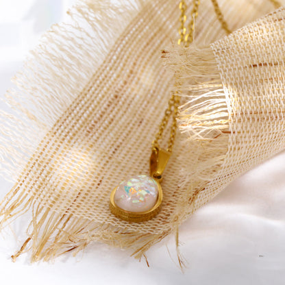 Pendentif opale porté au cou